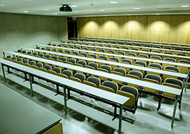 Klassenzimmer und Universitätsbänke mit Tisch LaMia