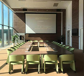 Armchair with wheels for round table where to hold meetings and conventions