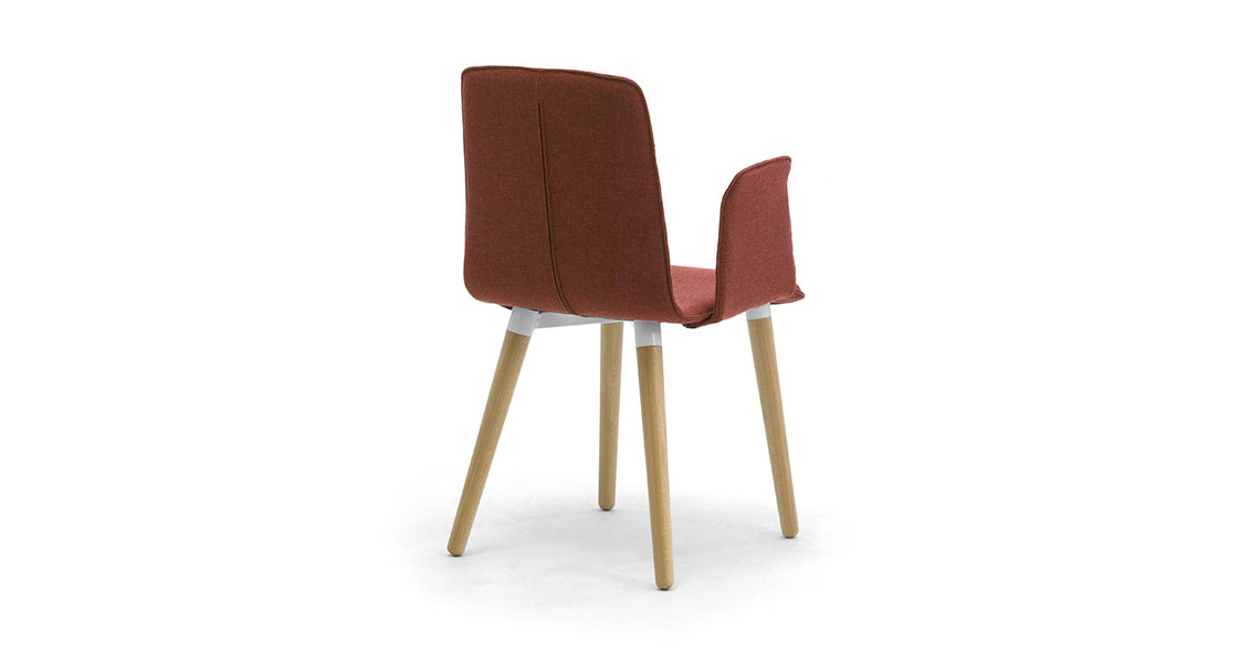 vierbeinige-stuhl-aus-holz-fur-objektbereich-zerosedici-4gl